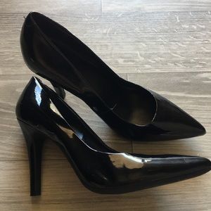 BLACK PATENT LEATHER HEELS